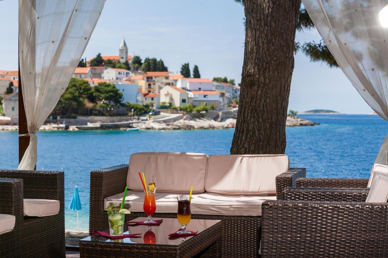 Hotel Zora Pavilions Примоштен Экстерьер фото